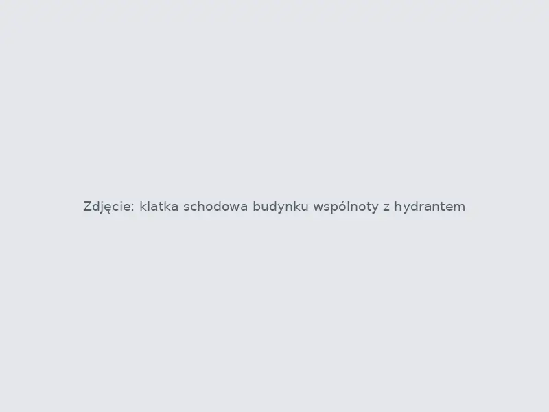 Klatka schodowa budynku wspólnoty z hydrantem wewnętrznym