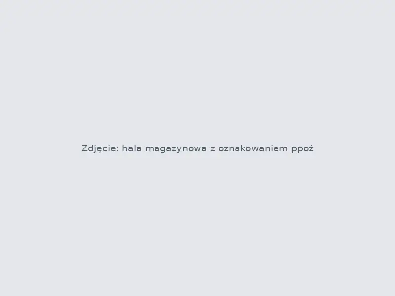 Hala magazynowa z oznakowaniem przeciwpożarowym